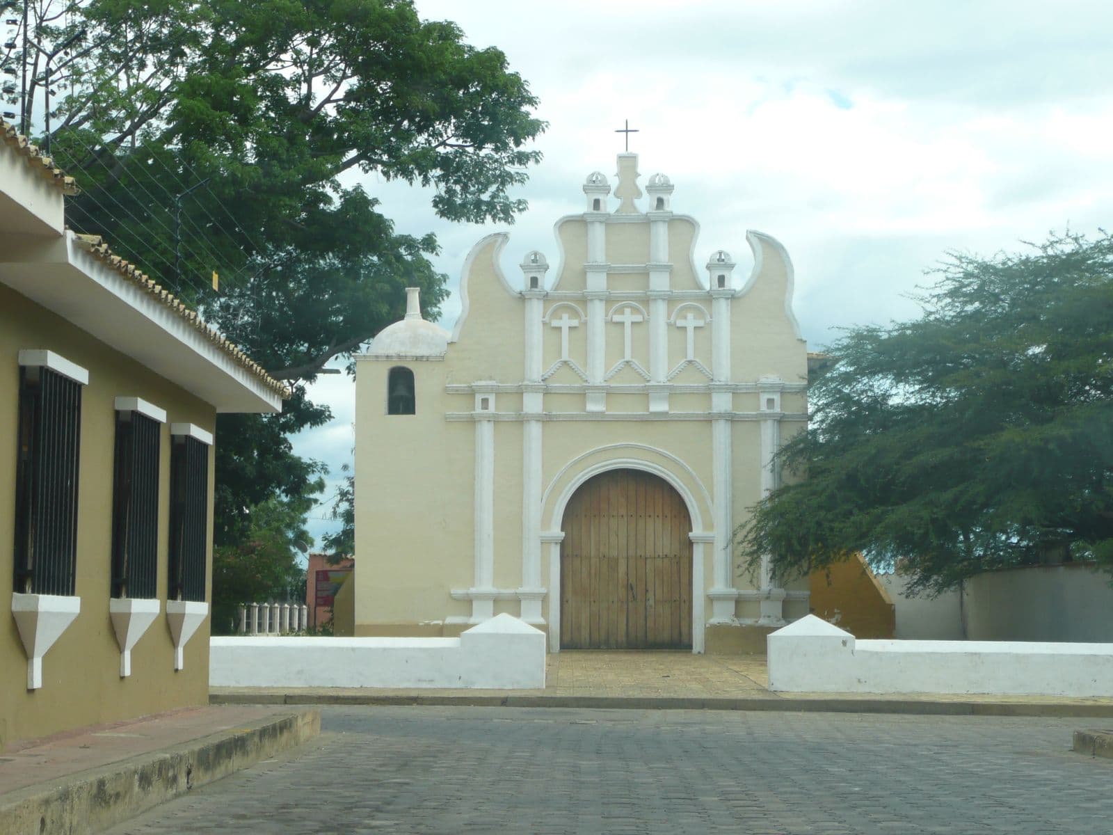 White and ocher facade of the Capilla del Calvario, in Carora's colonial quarter