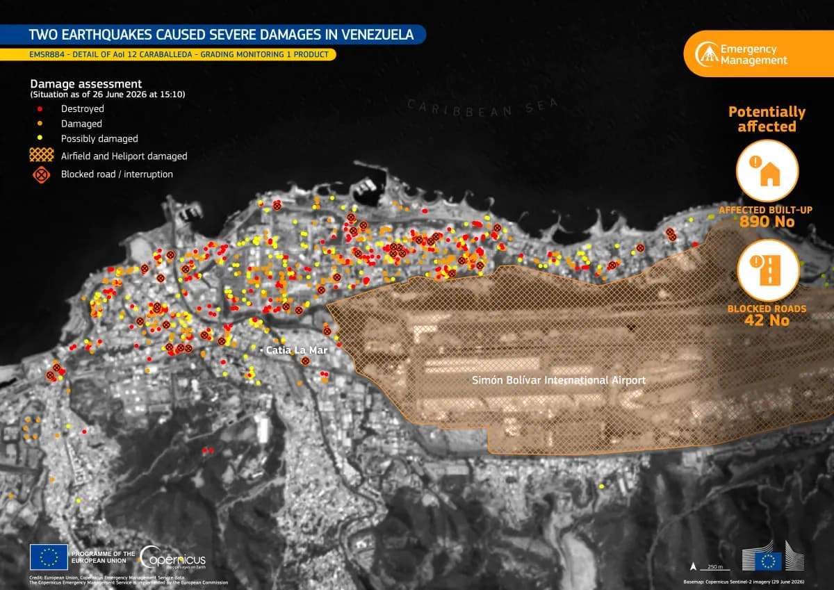 Black-and-white satellite image of Catia La Mar with hundreds of red (destroyed), orange (damaged) and yellow (possibly damaged) dots over the city, and Simón Bolívar International Airport shaded as a damaged airfield. A panel reads 890 affected buildings and 42 blocked roads.