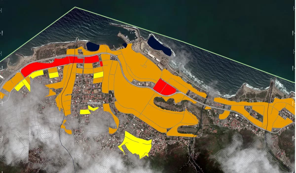 Satellite map of Caraballeda (La Guaira) with blocks coloured by damage: two red zones of destruction along the coastal avenue, most of the urban area in orange (damaged) and some zones in yellow (possibly damaged). Areas under cloud are cross-hatched, not analysed.