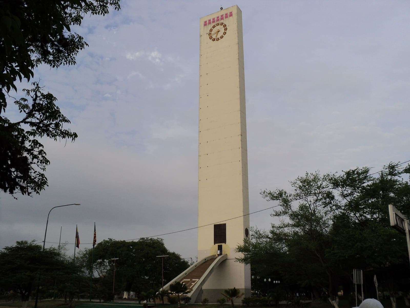 Barquisimeto's Obelisco, a concrete tower with a clock on its main face