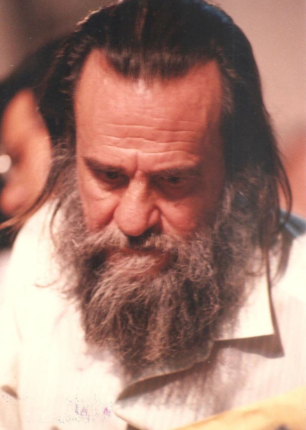 Portrait of the writer Salvador Garmendia, with a graying beard and long hair