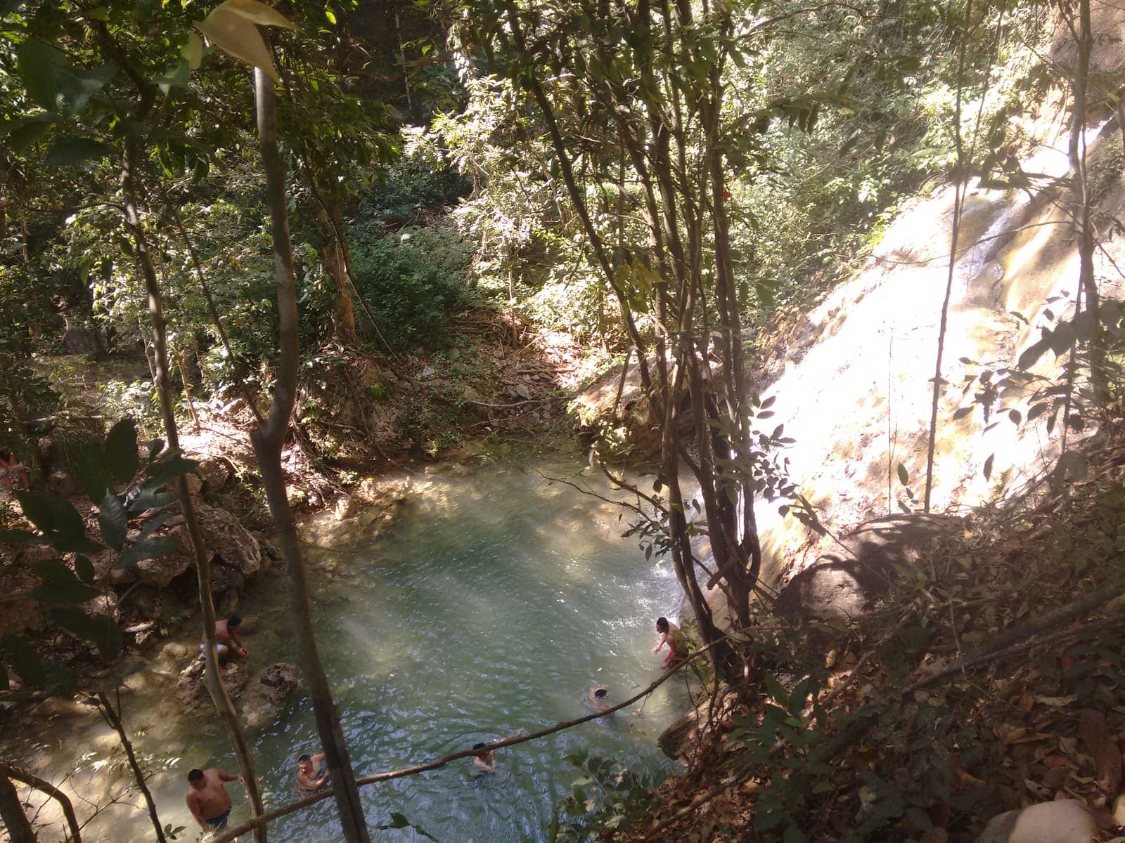A clear pool among rocks and vegetation in Parque Nacional Terepaima