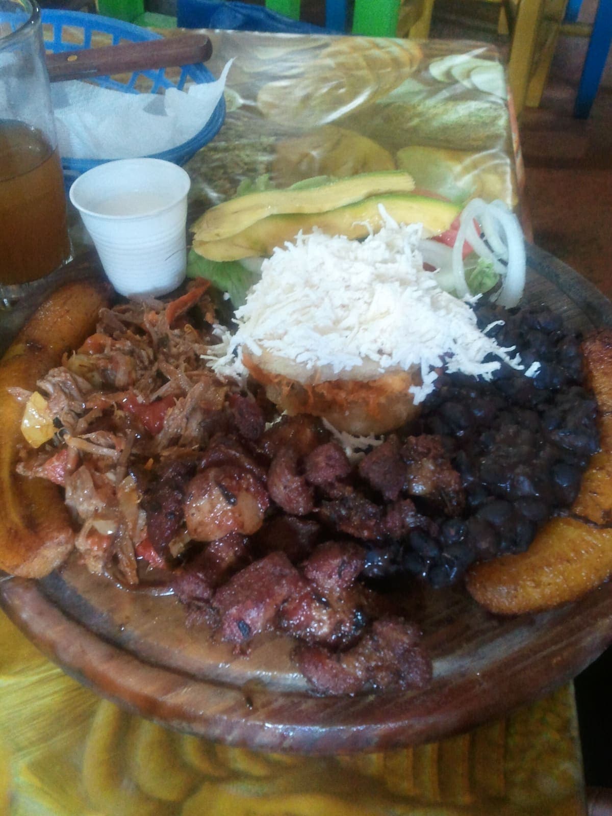Tostada caroreña served with its side dishes