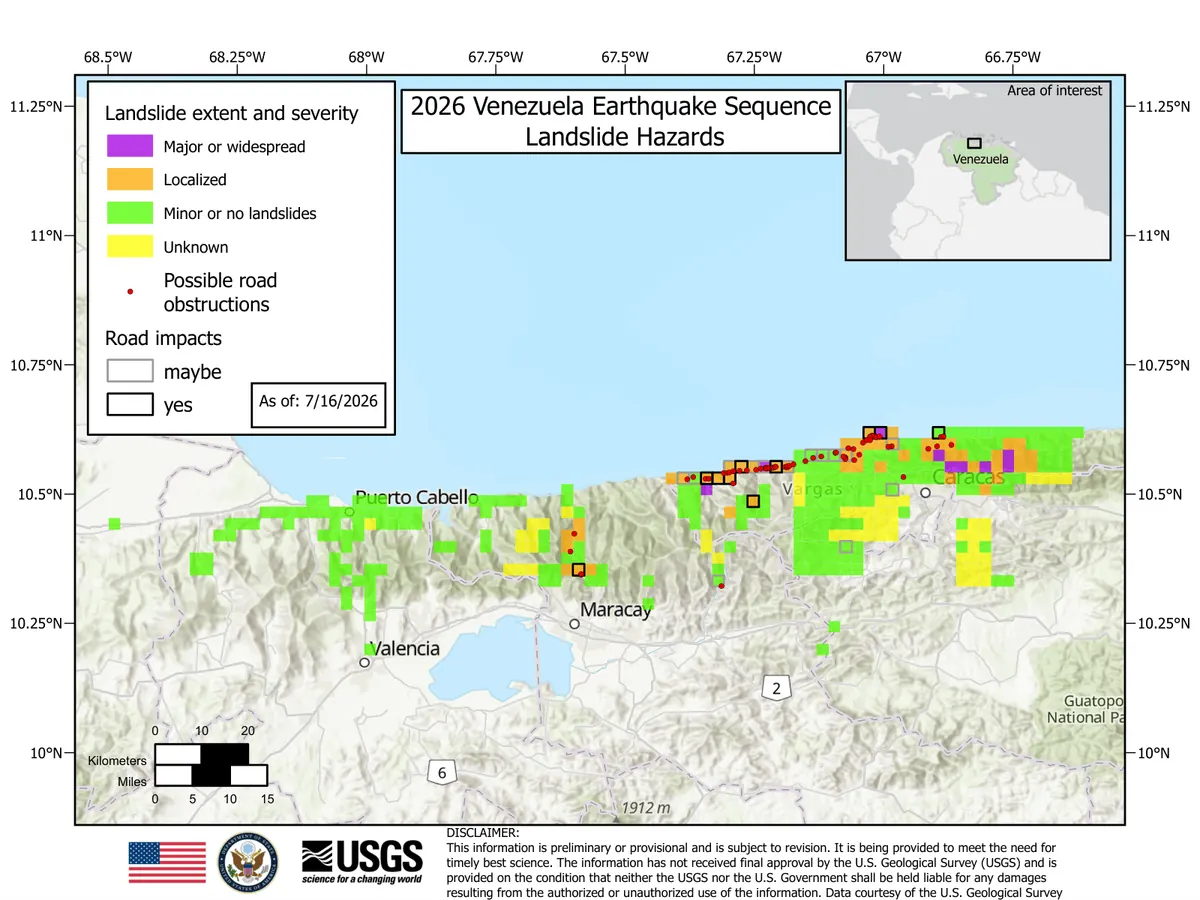 USGS landslide map between Valencia and Caracas. Purple squares (major landslides) and orange ones (localized) cluster on the La Guaira coast and north of Caracas, with dozens of red dots marking possible road obstructions; inland, green squares with few or no landslides dominate.